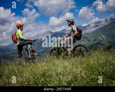 Einmaliger Abstieg vom Berg Pelopín (2, 007m) in Richtung Broto Stockfoto