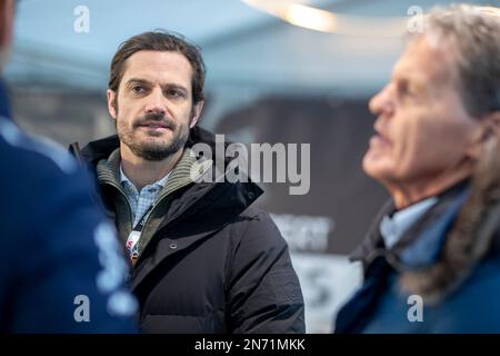 Prinz Carl Philip von Schweden (L) trifft sich mit Malcolm Wilson, Teamchef von Ford und Eigentümer von M-Sport, während eines Besuchs im Servicepark von WRC RAL Stockfoto