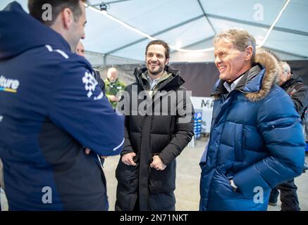 Prinz Carl Philip von Schweden trifft sich mit Malcolm Wilson (R), Teamchef von Ford und Eigentümer von M-Sport, während eines Besuchs im Servicepark von WRC Ra Stockfoto
