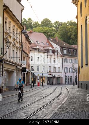 Straßenradfahrer in Freiburg. Passage durch die Salzstraße in der Altstadt von Freiburg. Stockfoto