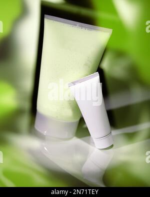 Gruppe von Kosmetikröhren und -Gläsern für Eigenmarken in reflektierenden Konzeptstudiofotos. Insgesamt ist diese Farbe Grün. Stockfoto
