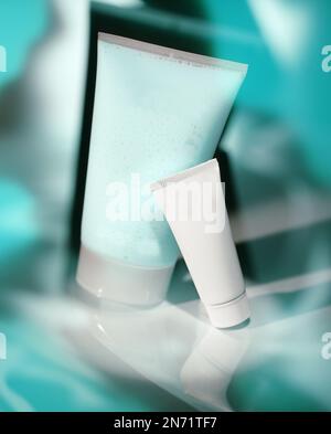 Gruppe von Kosmetikröhren und -Gläsern für Eigenmarken in reflektierenden Konzeptstudiofotos. Insgesamt ist diese Farbe Hellblau. Stockfoto