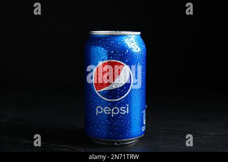 MYKOLAIV, UKRAINE - 08. FEBRUAR 2021: Pepsi-Dose mit Wassertropfen auf schwarzem Tisch Stockfoto