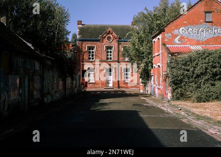 Eine verlassene Straße mit Ziegelgebäuden in der Stadt Doel, Belgien Stockfoto
