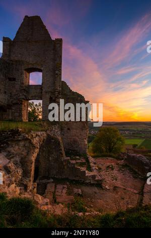 Abendliche Atmosphäre in der Burgruine Homburg und dem Naturschutzgebiet Homburg, Niederfrankreich, Franken, Bayern, Deutschland Stockfoto