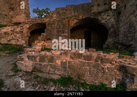 Abendliche Atmosphäre in der Burgruine Homburg und dem Naturschutzgebiet Homburg, Niederfrankreich, Franken, Bayern, Deutschland Stockfoto