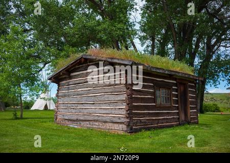 Pryor, MT, USA, 24. Juni 2022: Chief Plenty Coups State Park, ehemaliger Wohnsitz des letzten Crow Chief, ist ein Reiseziel in der Nähe von Billings. Eine Blockhütte mit Stockfoto