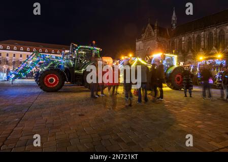 Beleuchtete Traktoren auf dem Domplatz, traditionelle leichte Fahrt der Bauern am Neujahrstag, Magdeburg, Sachsen-Anhalt, Deutschland Stockfoto