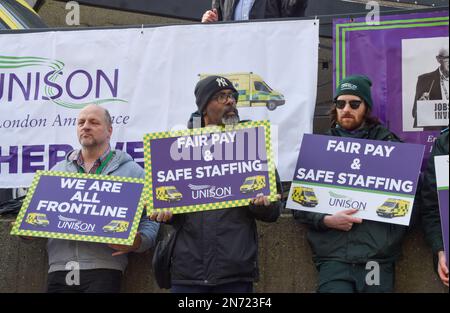 London, Großbritannien. 10. Februar 2023 Vor dem Hauptsitz des Londoner Ambulanzdienstes in Waterloo postieren, da die Ambulanzangestellten ihre Streiks über die Bezahlung hinaus fortsetzen. Stockfoto