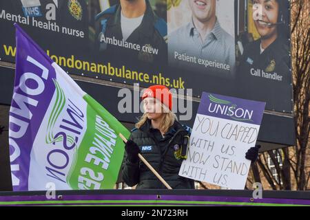 London, Großbritannien. 10. Februar 2023 Vor dem Hauptsitz des Londoner Ambulanzdienstes in Waterloo postieren, da die Ambulanzangestellten ihre Streiks über die Bezahlung hinaus fortsetzen. Stockfoto
