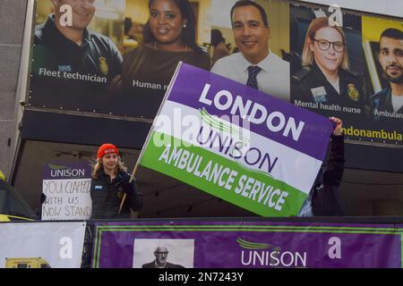 London, Großbritannien. 10. Februar 2023 Vor dem Hauptsitz des Londoner Ambulanzdienstes in Waterloo postieren, da die Ambulanzangestellten ihre Streiks über die Bezahlung hinaus fortsetzen. Stockfoto