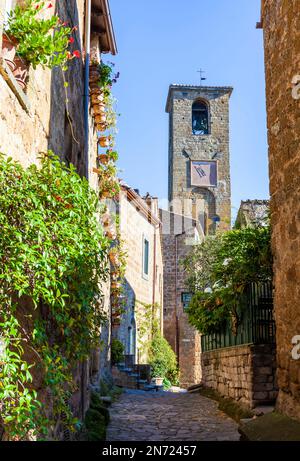 Allee in Civita di Bagnoregio, Latium, Italien. Stockfoto