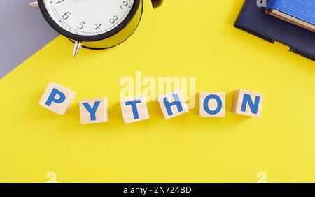 Python Moderne Programmiersprache für Softwareentwicklung oder Anwendungskonzept, Geschäftskonzept, Draufsicht, flach liegend Stockfoto