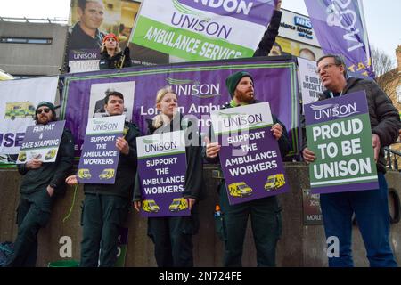 London, Großbritannien. 10. Februar 2023 Vor dem Hauptsitz des Londoner Ambulanzdienstes in Waterloo postieren, da die Ambulanzangestellten ihre Streiks über die Bezahlung hinaus fortsetzen. Stockfoto