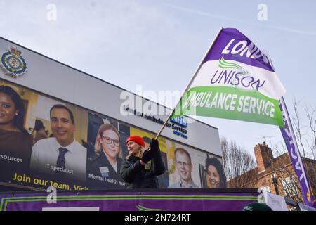 London, Großbritannien. 10. Februar 2023 Vor dem Hauptsitz des Londoner Ambulanzdienstes in Waterloo postieren, da die Ambulanzangestellten ihre Streiks über die Bezahlung hinaus fortsetzen. Stockfoto