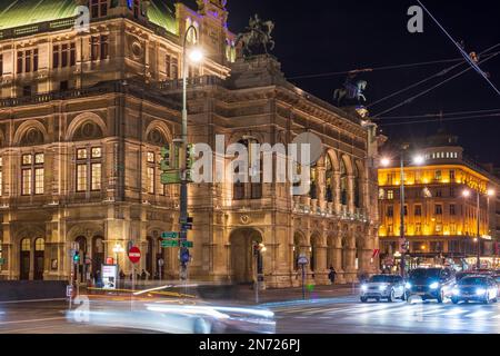 Wien, Staatsoper, leichte Pfade von Autos, Nacht 01. Altstadt, Wien, Österreich Stockfoto