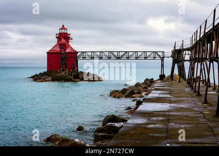 Das Sturgeon Bay Ship Canal North Pierhead Light wurde 1881 erbaut und ist durch einen Stahlsteg verbunden. Es ist einer der bekanntesten Lake Michigan li Stockfoto