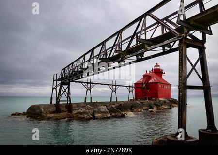 Das Sturgeon Bay Ship Canal North Pierhead Light wurde 1881 erbaut und ist durch einen Stahlsteg verbunden. Es ist einer der bekanntesten Lake Michigan li Stockfoto