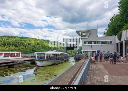 Lutzelbourg (ö¸tzelburg), Saint-Louis-Arzviller Neigungsflugzeug am Canal de la Marne au Rhin (MarnäRheinkanal), Fahrgastschiff in Lothringen, Mosel, Frankreich Stockfoto