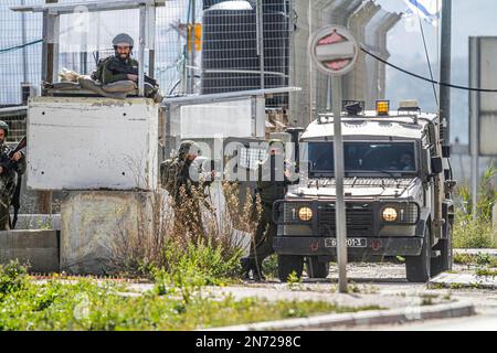 Nablus, Palästina. 10. Februar 2023. Israelische Soldaten stehen während der Demonstration am geschlossenen Kontrollpunkt in der Nähe von Hawara Wache. Die israelische Armee schloss den Hawara-Kontrollpunkt südlich von Nablus, was zu Protesten gegen die Schließung führte. Kredit: SOPA Images Limited/Alamy Live News Stockfoto