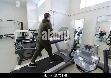 Lemberg, Ukraine 10. Februar 2023. Ein ukrainischer Soldat macht Übungen im UNUNTERBROCHENEN National Rehabilitation Center, inmitten der russischen Invasion der Ukraine. Stockfoto