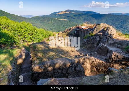 Vogesen-Berge, Schützengräben bei Hartmannswillerkopf (Vieil Armand, Hartmannsweiler Kopf), Nationaldenkmal, Anblick des Ersten Weltkriegs für die Kämpfe, die hier in den Schützengräben stattfanden, Blick auf den Großen Ballon (Großer Belchen), Besucher im Elsass, Haut-Rhin (Oberelsass), Frankreich Stockfoto