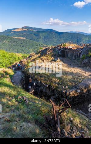 Vogesen-Berge, Schützengräben bei Hartmannswillerkopf (Vieil Armand, Hartmannsweiler Kopf), Nationaldenkmal, Anblick des Ersten Weltkriegs für die Kämpfe, die hier in den Schützengräben stattfanden, Blick auf den Großen Ballon (Großer Belchen), Besucher im Elsass, Haut-Rhin (Oberelsass), Frankreich Stockfoto