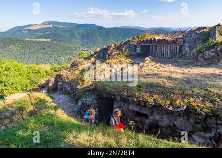 Vogesen-Berge, Schützengräben bei Hartmannswillerkopf (Vieil Armand, Hartmannsweiler Kopf), Nationaldenkmal, Anblick des Ersten Weltkriegs für die Kämpfe, die hier in den Schützengräben stattfanden, Blick auf den Großen Ballon (Großer Belchen), Besucher im Elsass, Haut-Rhin (Oberelsass), Frankreich Stockfoto