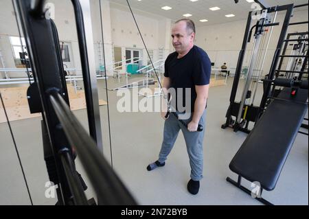 Lemberg, Ukraine 10. Februar 2023. Ein ukrainischer Soldat macht Übungen im UNUNTERBROCHENEN National Rehabilitation Center, inmitten der russischen Invasion der Ukraine. Stockfoto