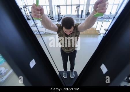 Lemberg, Ukraine 10. Februar 2023. Ein ukrainischer Soldat macht Übungen im UNUNTERBROCHENEN National Rehabilitation Center, inmitten der russischen Invasion der Ukraine. Stockfoto