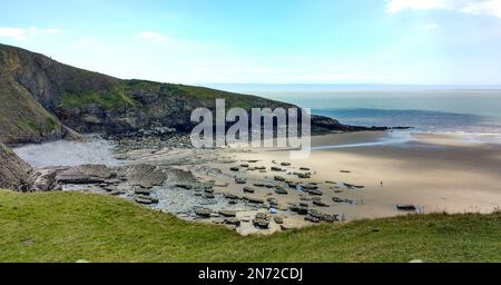 Dunraven Bay. Felsige walisische Küste im Sommer nahe Southerndown und Ogmore-by Sea. Bridgend, Wales, Vereinigtes Königreich. Stockfoto