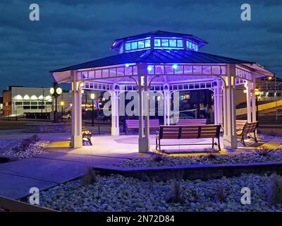 Beleuchteter Pavillon im Keyport Waterfront Park, New Jersey, an einer bewölkten Winternacht -03 Stockfoto