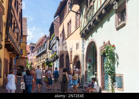 Riquewihr (Reichenweier, Richewihr), Altstadt, Fachwerkhäuser im Elsass, Haut-Rhin (Oberelsass), Frankreich Stockfoto