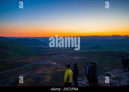 Eine Gruppe von Touristen, die den wunderschönen Sonnenuntergang vom Gipfel des Gefängnisses von Salomon, Westaserbaidschan, Iran genießen Stockfoto