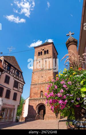 Saverne (Zabern, Zawere), romanischer Westturm der Kirche „Eglise-Notre-Dame-de-la-Nativité“ im Elsass, Bas-Rhin (Unterelsass), Frankreich Stockfoto