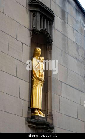 Goldene Jungfrau Maria und Kind vor der Kathedrale von Manchester Stockfoto