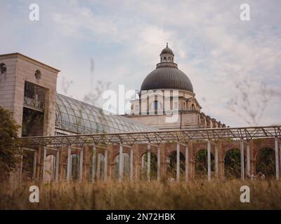 Schöner Blick auf die Bayerische Staatskanzlei vom Hofgarten, München. Sommerreisen nach Europa Stockfoto