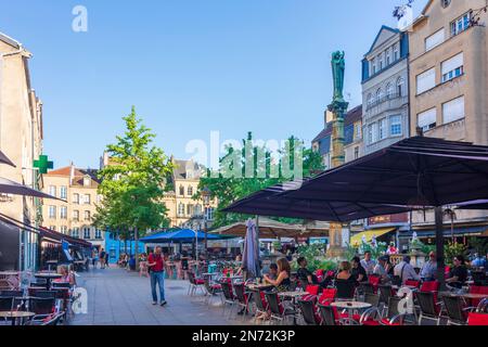 Metz, Statue Notre-Dame de Metz, Platz Saint-Jacques, Restaurant in Lothringen, Mosel, Frankreich Stockfoto