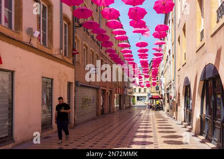 Thionville (Diedenhofen), Altstadtstraße mit Schirmdekoration in Lothringen, Moselle (Mosel), Frankreich Stockfoto