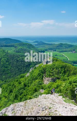 Bukova (Bixard), Blick vom Hügel Zaruby zum Schloss Ostry Kamen (Schloss Scharfenstein) in Male Karpaty (kleine Karpaten), Slowakei Stockfoto