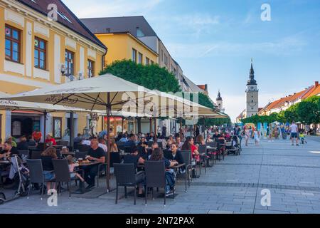 Trnava (Tyrnau), Fußgängerzone Straße Hlavna, Rathausturm, Restaurant in der Slowakei Stockfoto