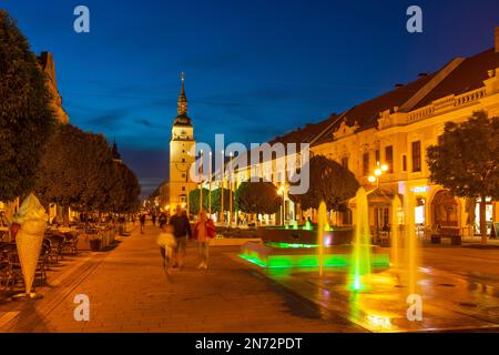 Trnava (Tyrnau), Fußgängerzone Straße Hlavna, Rathausturm in der Slowakei Stockfoto