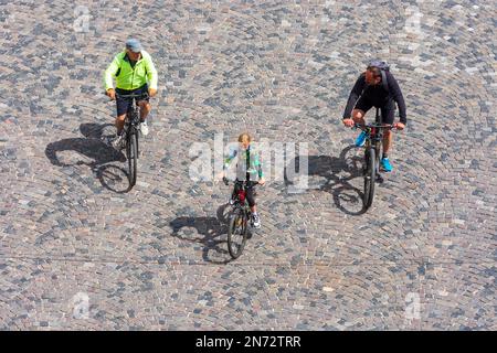 Trencin (Trentschin), Personen mit Fahrrad, 2 Männer und Kinder in der Slowakei Stockfoto