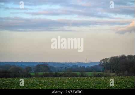 Blick in Richtung London von den North Downs in der Nähe von Reigate Hill in Surrey, Großbritannien. Blick über Felder und den grünen Gürtel zu den Wolkenkratzern der City of London Stockfoto