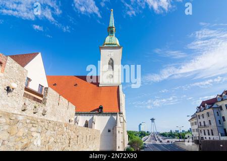 Bratislava (Pressburg), St. Martin's Cathedral (Kated la svätého Martina), Most SNP (Brücke des slowakischen Nationalaufstands) in der Slowakei Stockfoto