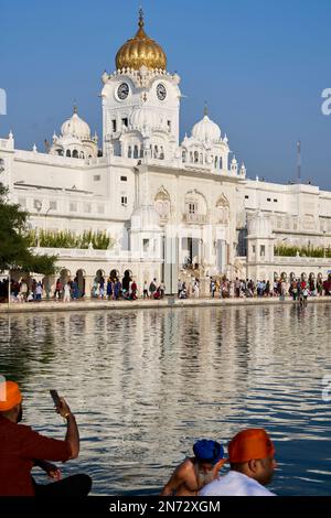 Pilger im Sikh-Tempelkomplex am heiligen Teich in Amritsar Stockfoto