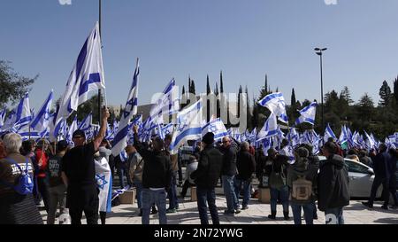 JERUSALEM, ISRAEL - FEBRUAR 10: Israelische Militärreservisten und Veteranen halten israelische Flaggen während einer Demonstration gegen den neuen Plan des israelischen Justizsystems vor dem obersten israelischen Gericht am 10. Februar 2023 in Jerusalem, Israel. Hunderte israelischer Militärreservisten und Veteranen israelischer Spezialeinheiten und Kommandoeinheiten schlossen einen dreitägigen marsch von Latrun bis zum Obersten Gerichtshof in Jerusalem ab und protestierten gegen die von der rechtsextremen Regierung von Ministerpräsident Benjamin Netanjahu vorgeschlagenen Justizreformen. Kredit: Eddie Gerald/Alamy Live News Stockfoto