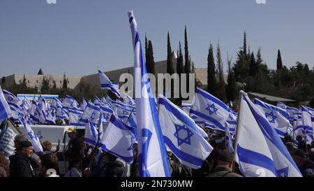 JERUSALEM, ISRAEL - FEBRUAR 10: Israelische Militärreservisten und Veteranen halten israelische Flaggen während einer Demonstration gegen den neuen Plan des israelischen Justizsystems vor dem obersten israelischen Gericht am 10. Februar 2023 in Jerusalem, Israel. Hunderte israelischer Militärreservisten und Veteranen israelischer Spezialeinheiten und Kommandoeinheiten schlossen einen dreitägigen marsch von Latrun bis zum Obersten Gerichtshof in Jerusalem ab und protestierten gegen die von der rechtsextremen Regierung von Ministerpräsident Benjamin Netanjahu vorgeschlagenen Justizreformen. Kredit: Eddie Gerald/Alamy Live News Stockfoto