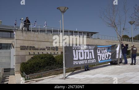 JERUSALEM, ISRAEL - FEBRUAR 10: Israelische Militärreservisten hängen am 10. Februar 2023 in Jerusalem, Israel, während einer Demonstration gegen den neuen Plan des israelischen Justizsystems außerhalb des israelischen Außenministeriums ein Banner. Hunderte israelischer Militärreservisten und Veteranen israelischer Spezialeinheiten und Kommandoeinheiten schlossen einen dreitägigen marsch von Latrun bis zum Obersten Gerichtshof in Jerusalem ab und protestierten gegen die von der rechtsextremen Regierung von Ministerpräsident Benjamin Netanjahu vorgeschlagenen Justizreformen. Kredit: Eddie Gerald/Alamy Live News Stockfoto