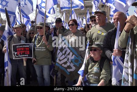 JERUSALEM, ISRAEL - FEBRUAR 10: Israelische Militärreservisten und Veteranen halten israelische Flaggen während einer Demonstration gegen den neuen Plan des israelischen Justizsystems vor dem obersten israelischen Gericht am 10. Februar 2023 in Jerusalem, Israel. Hunderte israelischer Militärreservisten und Veteranen israelischer Spezialeinheiten und Kommandoeinheiten schlossen einen dreitägigen marsch von Latrun bis zum Obersten Gerichtshof in Jerusalem ab und protestierten gegen die von der rechtsextremen Regierung von Ministerpräsident Benjamin Netanjahu vorgeschlagenen Justizreformen. Kredit: Eddie Gerald/Alamy Live News Stockfoto